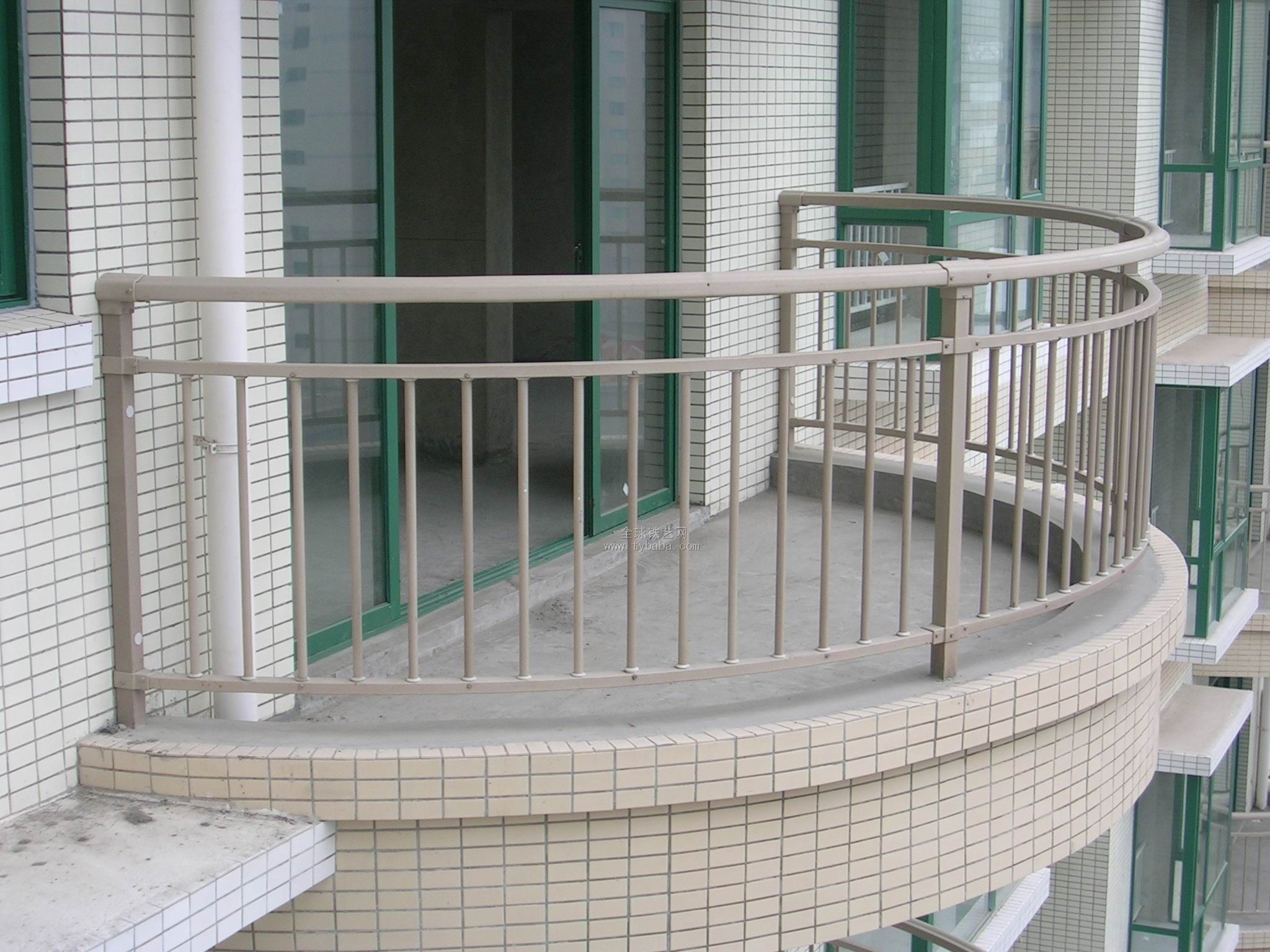 采用綠色環(huán)保鋅合金陽臺(tái)護(hù)欄 